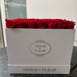 Venus Et Fleur Red Rose Box